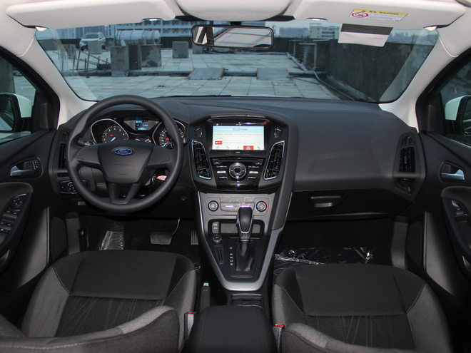 奥迪a3和奔驰a200两厢哪个值得买,奥迪a3两厢车1.4t进口2013年图片