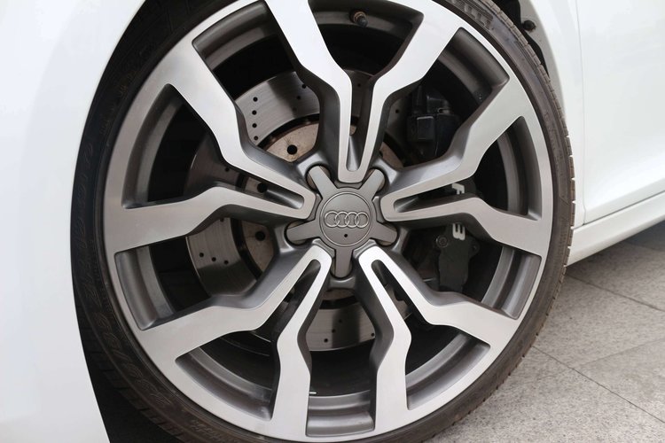 r8是顶级超跑吗,年轻人的第一台超跑r8