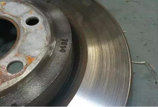 速度100刹车方向盘抖怎么回事,汽车100码刹车方向盘抖