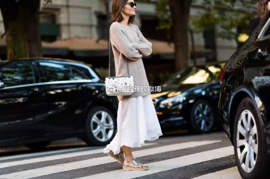 暖过拥抱,柔过亲吻,只有羊绒衫能给女人温柔的怀抱