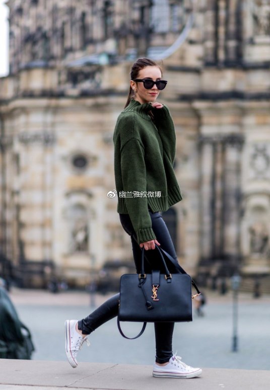 暖过拥抱,柔过亲吻,只有羊绒衫能给女人温柔的怀抱