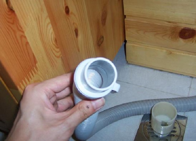 洗衣机地漏冒了一节出来,为什么洗衣机地漏里老有水