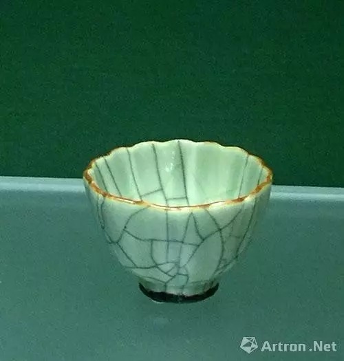 极具宋哥窑特征的哥窑贯耳瓶图片,澳门哥窑报价