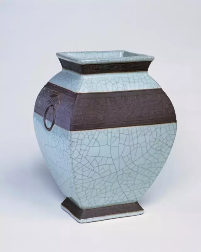 极具宋哥窑特征的哥窑贯耳瓶图片,澳门哥窑报价