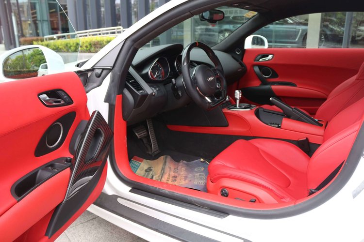 r8是顶级超跑吗,年轻人的第一台超跑r8