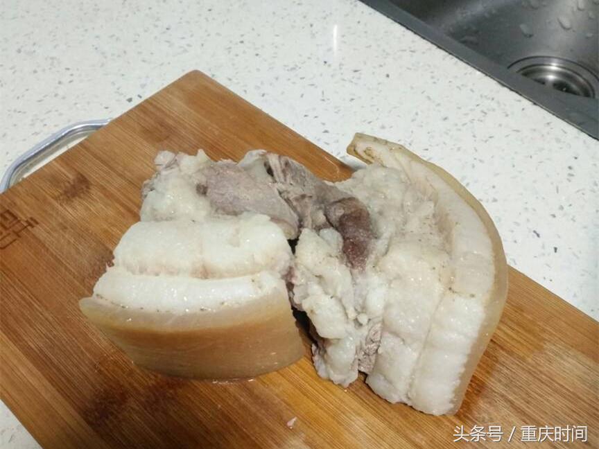 煮了一个多小时的猪肉竟是硬的,煮完的猪肉变褐