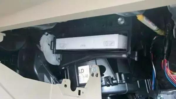 宝马车空气滤清器如何拆卸,宝马车空调滤芯怎么拆