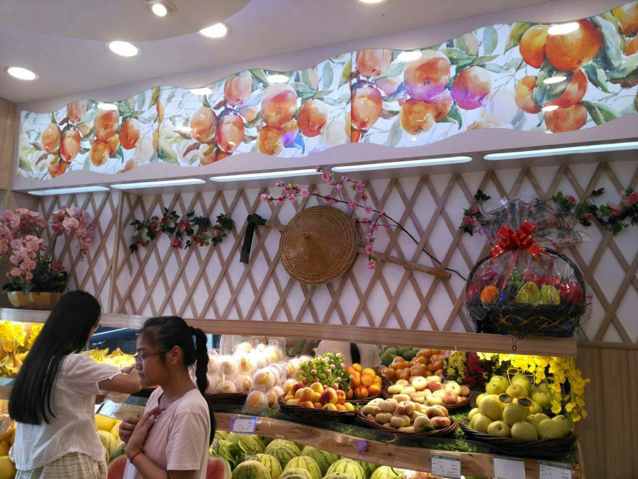 我进了一家假的水果店，这哪是百果园？明明是桃花源般的室外仙境