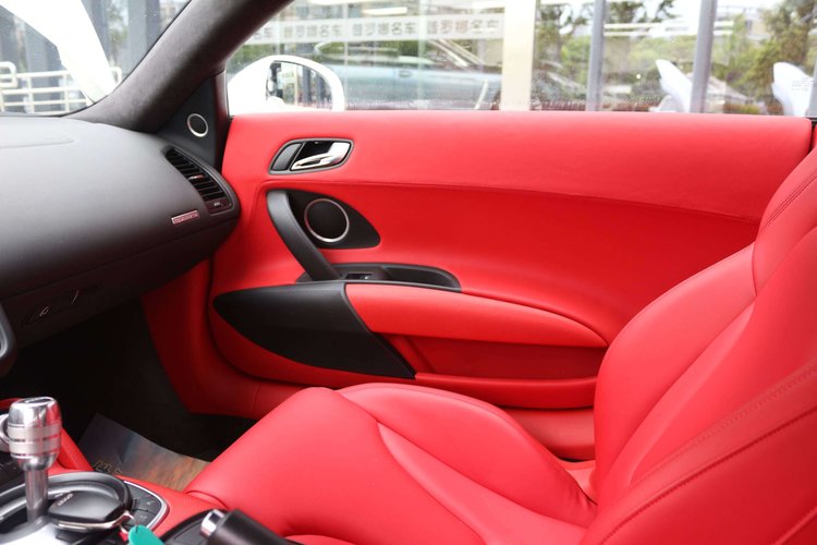 r8是顶级超跑吗,年轻人的第一台超跑r8