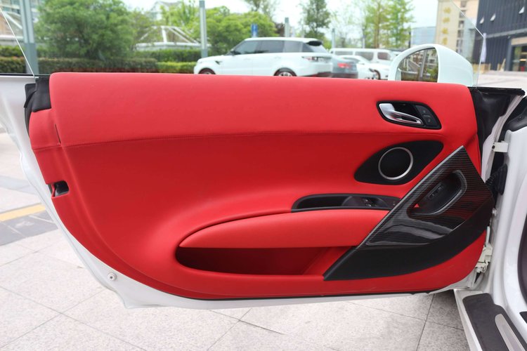 r8是顶级超跑吗,年轻人的第一台超跑r8