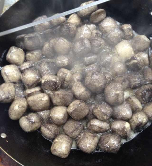 一个女孩子摆摊历程,一个女人摆摊卖臭豆腐