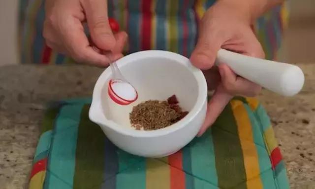 不用炭炉一样做出火气十足的羊肉串