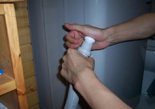 洗衣机地漏冒了一节出来,为什么洗衣机地漏里老有水