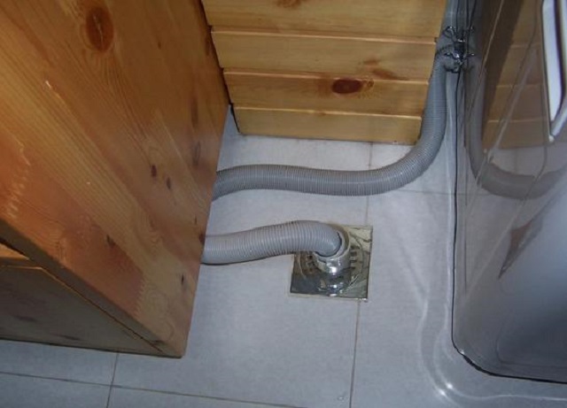 洗衣机地漏冒了一节出来,为什么洗衣机地漏里老有水