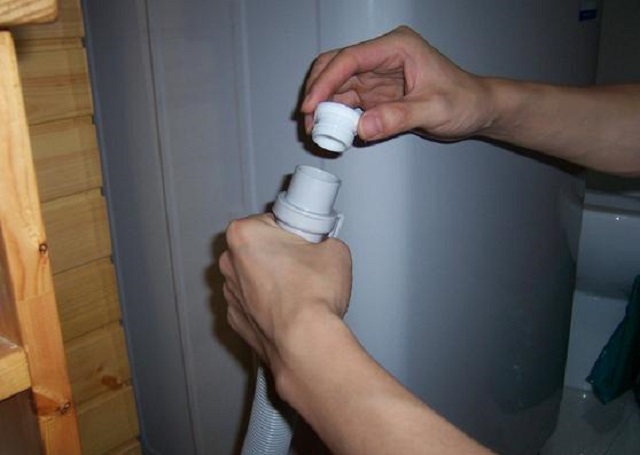 洗衣机地漏冒了一节出来,为什么洗衣机地漏里老有水