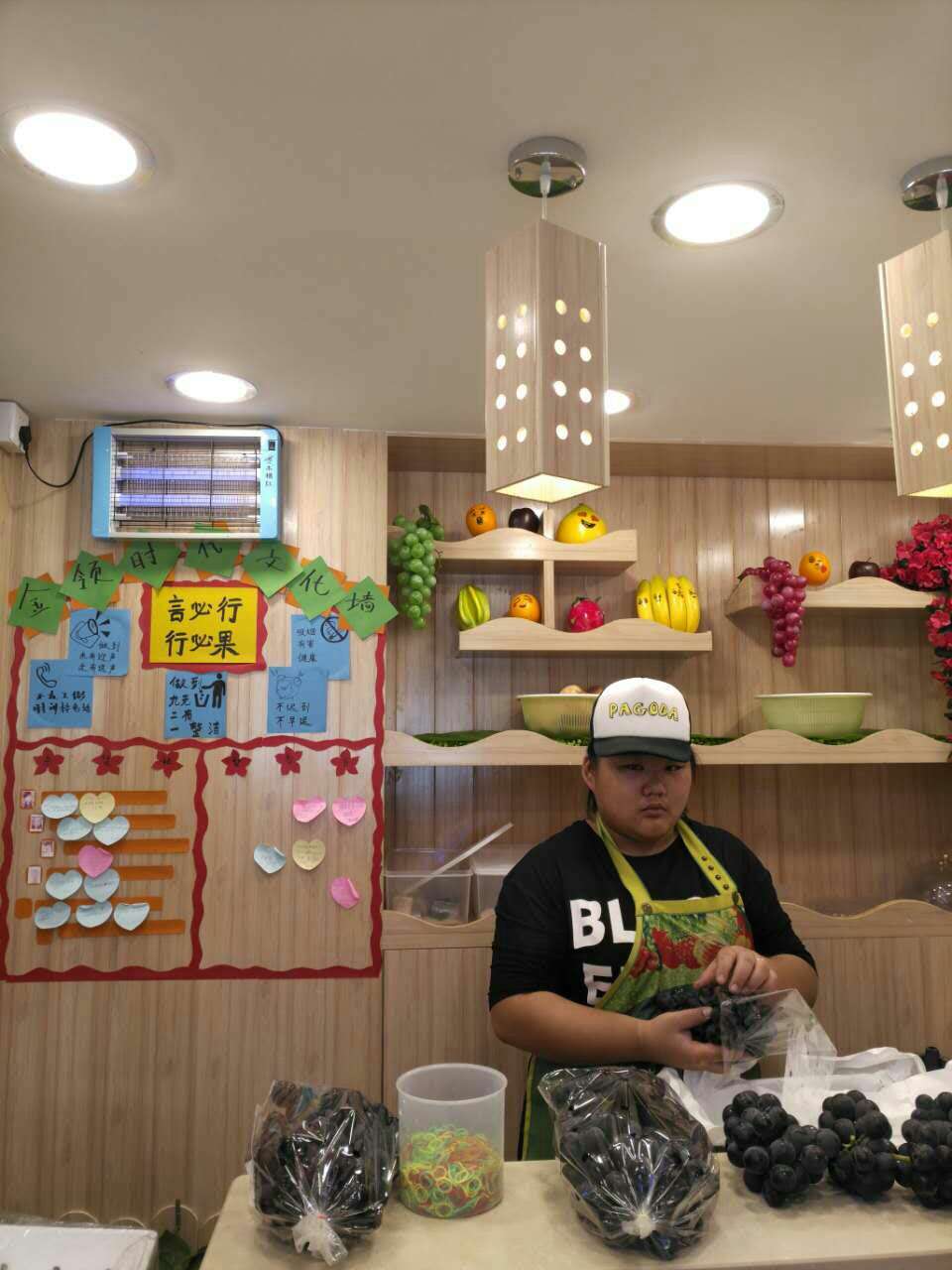 我进了一家假的水果店，这哪是百果园？明明是桃花源般的室外仙境