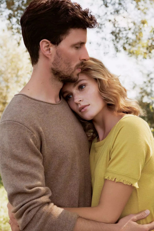 暖过拥抱,柔过亲吻,只有羊绒衫能给女人温柔的怀抱