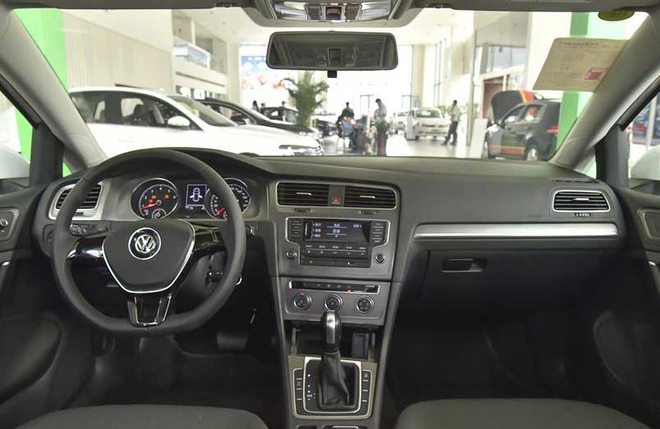 奥迪a3和奔驰a200两厢哪个值得买,奥迪a3两厢车1.4t进口2013年图片