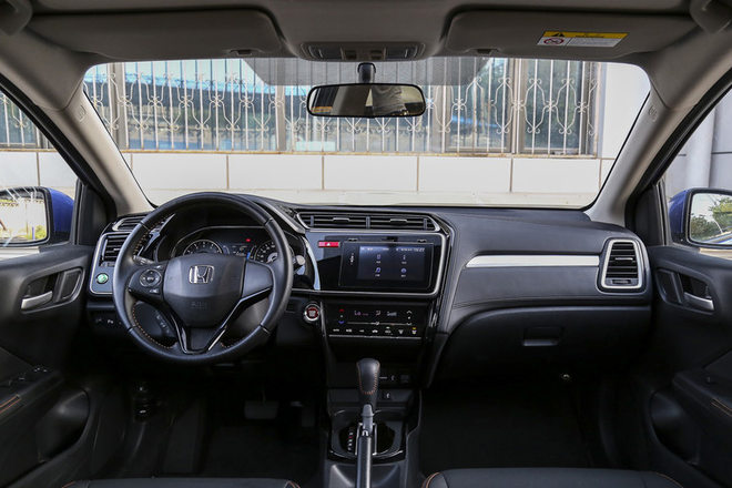 奥迪a3和奔驰a200两厢哪个值得买,奥迪a3两厢车1.4t进口2013年图片