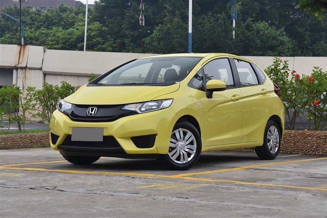 奥迪a3和奔驰a200两厢哪个值得买,奥迪a3两厢车1.4t进口2013年图片