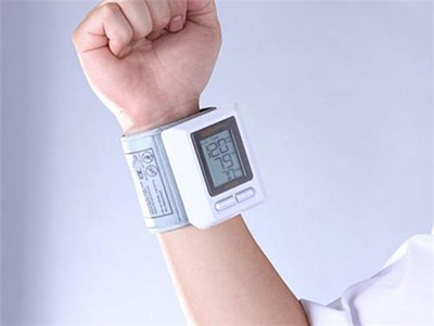 高血压性心脏病频发造成伤害，弱激光体外血液净化是正确的选择