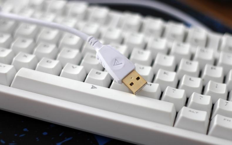 外设也要有“钛度”，召唤师白色茶轴机械键盘评测