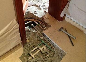 卫生间水管从上走还是从下走,卫生间水管走地面要抬高多少