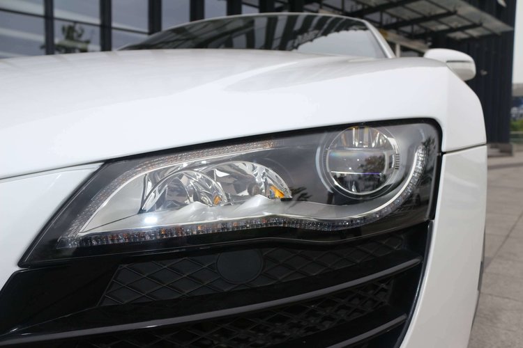 r8是顶级超跑吗,年轻人的第一台超跑r8