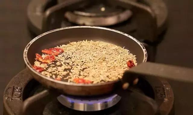 不用炭炉一样做出火气十足的羊肉串