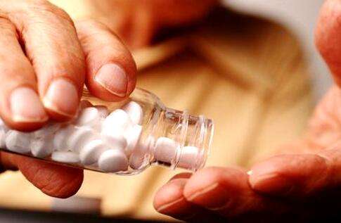 盘点缓解痛风发作疼痛的十大方法,服用秋水仙碱只是其中之一!