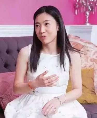 她比邓文迪更甄嬛，嫁大29岁重病富商，从狗仔逆袭为香港女首富