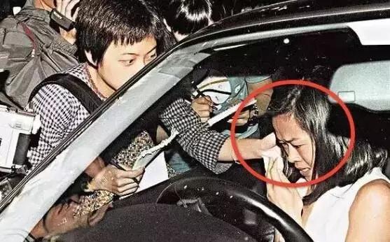 她比邓文迪更甄嬛，嫁大29岁重病富商，从狗仔逆袭为香港女首富