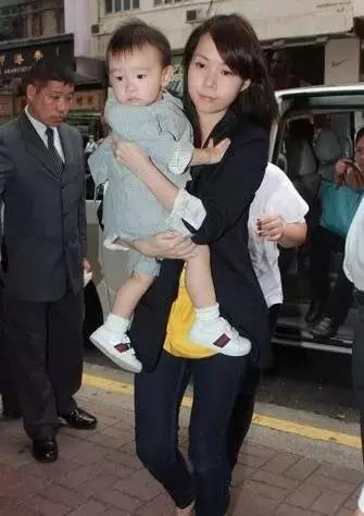 她比邓文迪更甄嬛，嫁大29岁重病富商，从狗仔逆袭为香港女首富