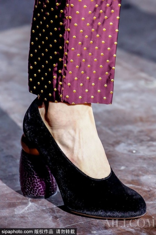 巨丑的奶奶鞋为什么这么火 (奶奶鞋到底是纯丑还是时髦)