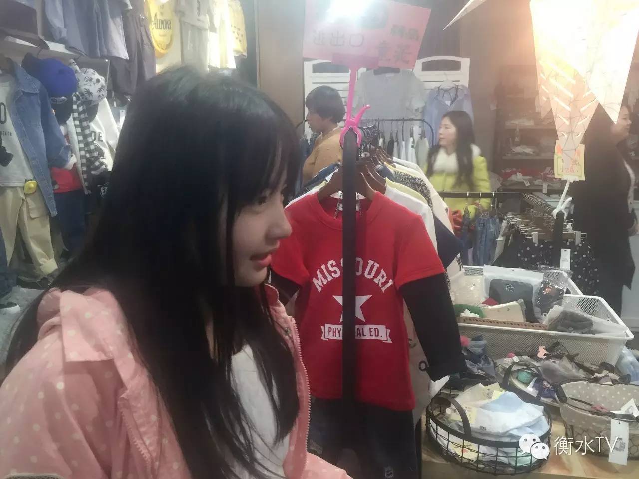 衡水10岁顾客酷似Angelababy，3·15惊现一韩国童装店，店长惊呼不要太像打折送衣～