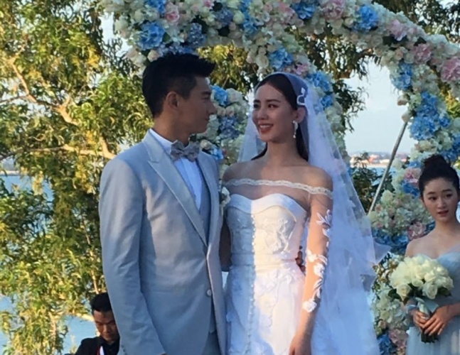 隆诗大婚深情告白霍建华抢合照新郎扬言生5个