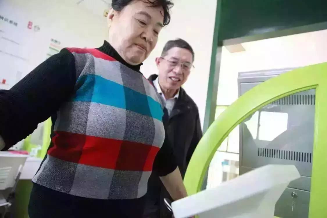 亦社情社区里开了个健康小屋，设备先进还有专家坐诊，一起去看看