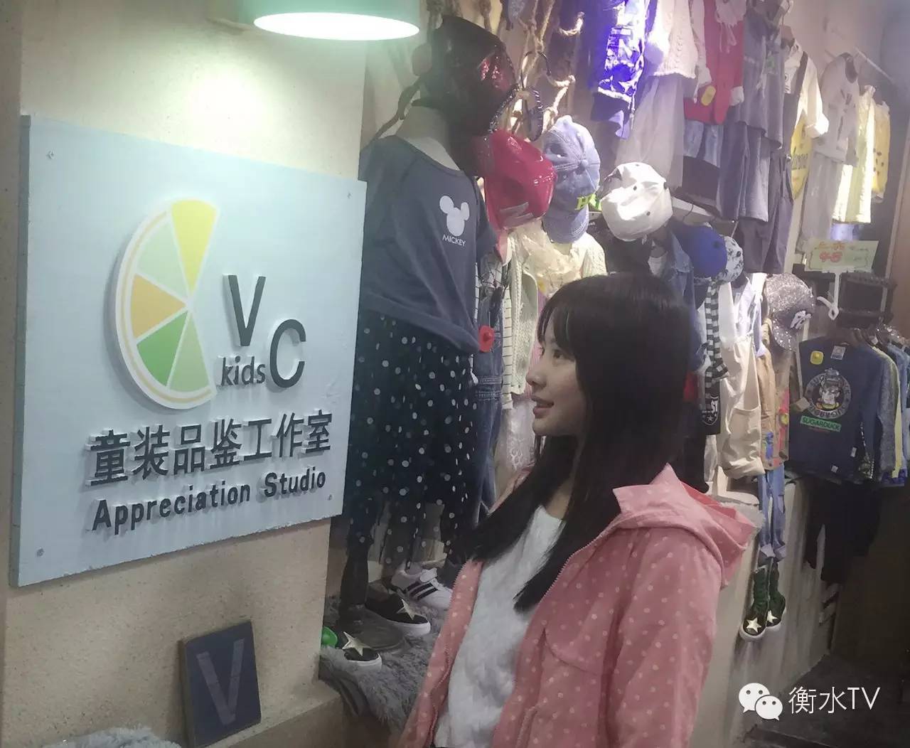 衡水10岁顾客酷似Angelababy，3·15惊现一韩国童装店，店长惊呼不要太像打折送衣～
