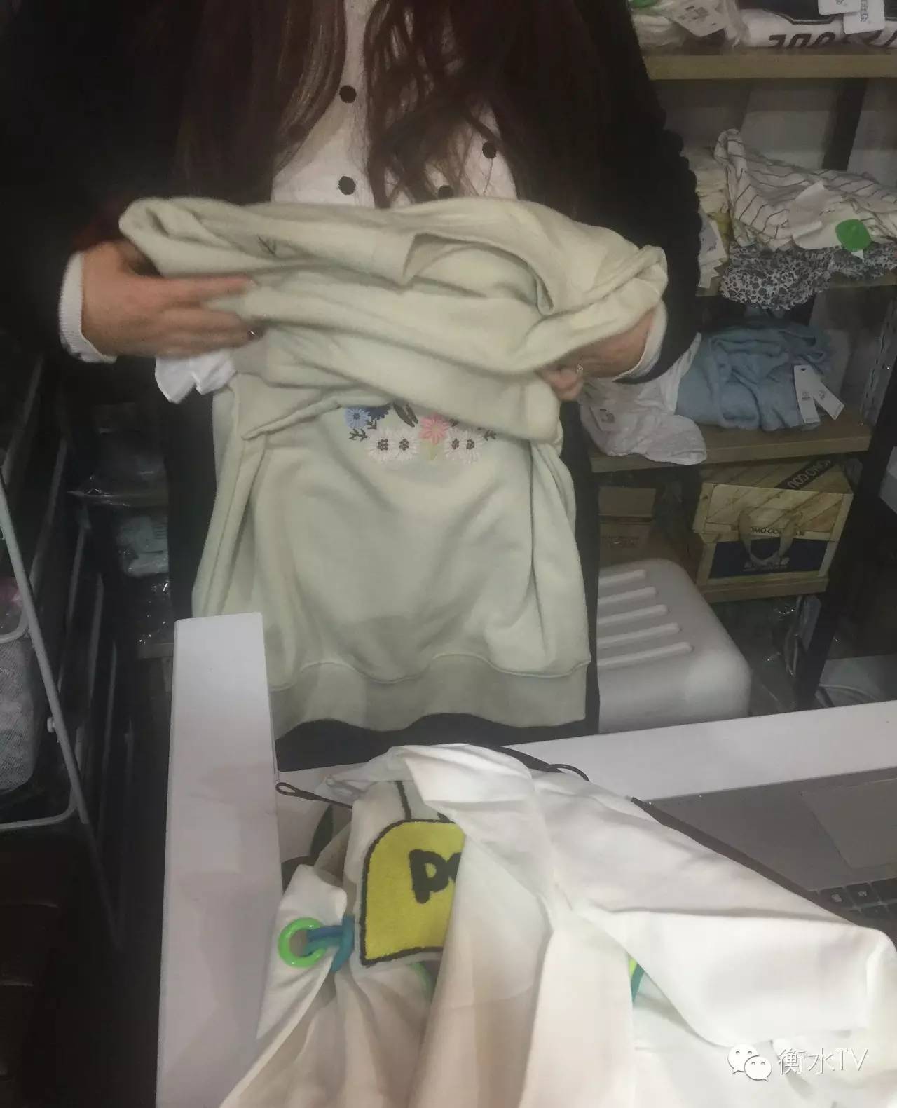 衡水10岁顾客酷似Angelababy，3·15惊现一韩国童装店，店长惊呼不要太像打折送衣～