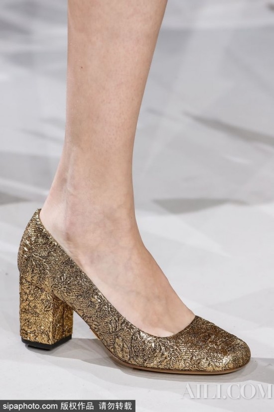 巨丑的奶奶鞋为什么这么火 (奶奶鞋到底是纯丑还是时髦)