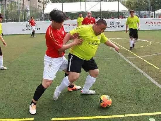 足球装b,足球装球