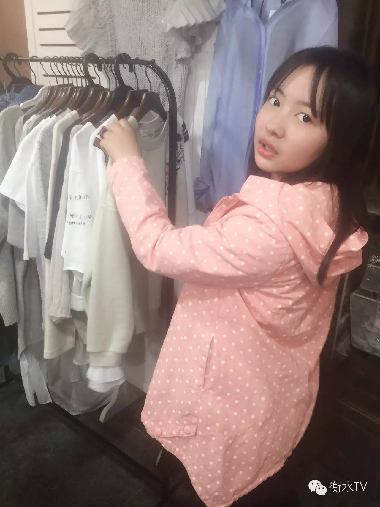 衡水10岁顾客酷似Angelababy，3·15惊现一韩国童装店，店长惊呼不要太像打折送衣～