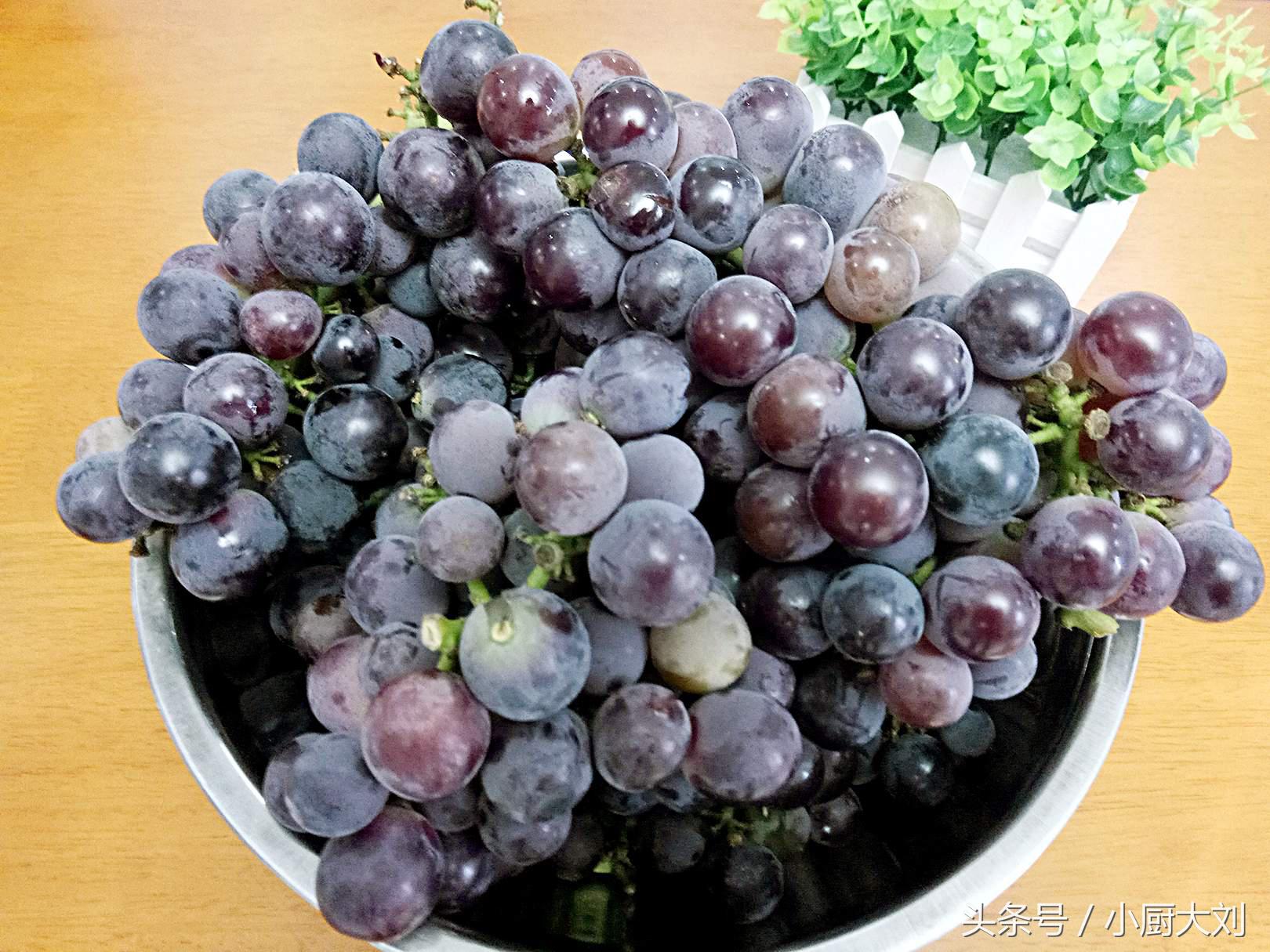 别问我葡萄酒怎么做，也别问酒杯是否为专业定制，因为我已经醉了