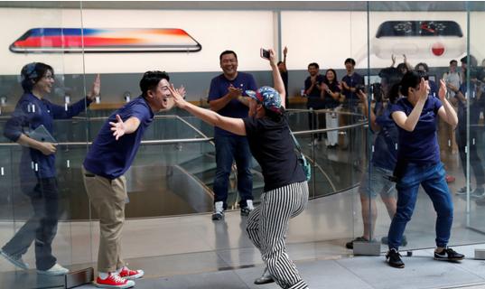 中国人不爱iPhone了？日本果粉排长队购买，拿到新机后欢呼雀跃！