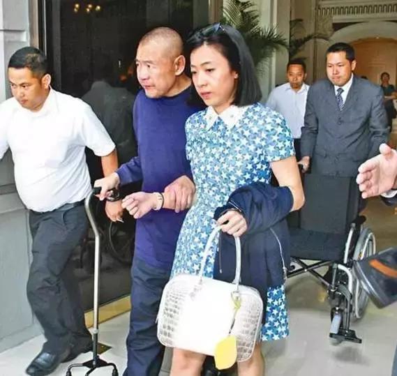 她比邓文迪更甄嬛，嫁大29岁重病富商，从狗仔逆袭为香港女首富