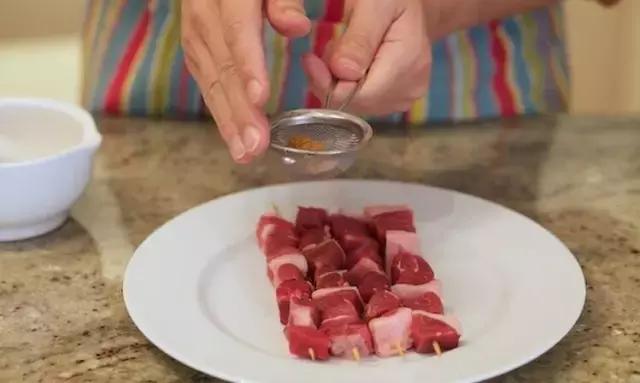 不用炭炉一样做出火气十足的羊肉串