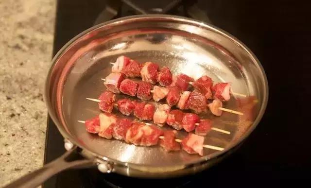 不用炭炉一样做出火气十足的羊肉串