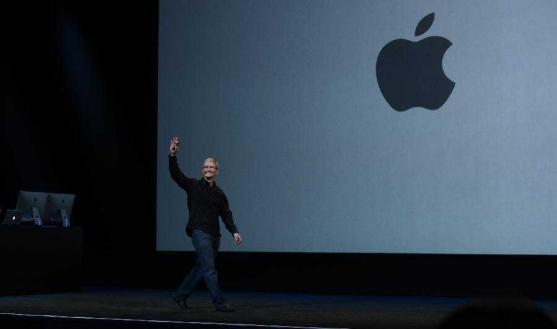 中国人不爱iPhone了？日本果粉排长队购买，拿到新机后欢呼雀跃！