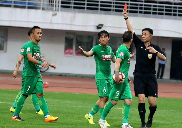 足球比赛结束给教练红牌,足球比赛中裁判红牌掉了