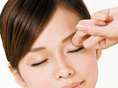 什么原因造成眼睛跳动抽搐,眼睛时不时抽搐是怎么回事怎么治